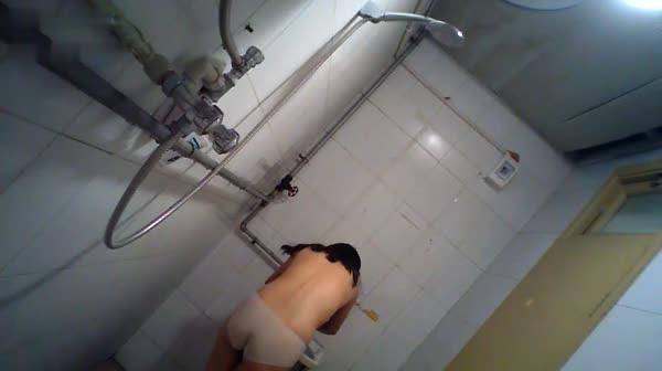 半夜爬起来洗澡的大眼睛学妹 乌黑茂密的阴毛太勾引人了